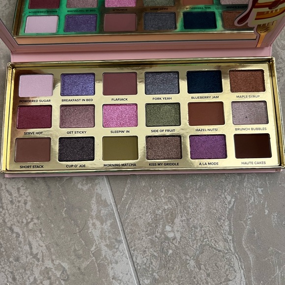 too faced maple syrup and pancakes palette - Picture 2 of 4